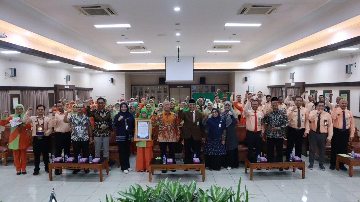 PKU Muhammadiyah Surakarta menerima Sertifikat Penghargaan Bintang 5