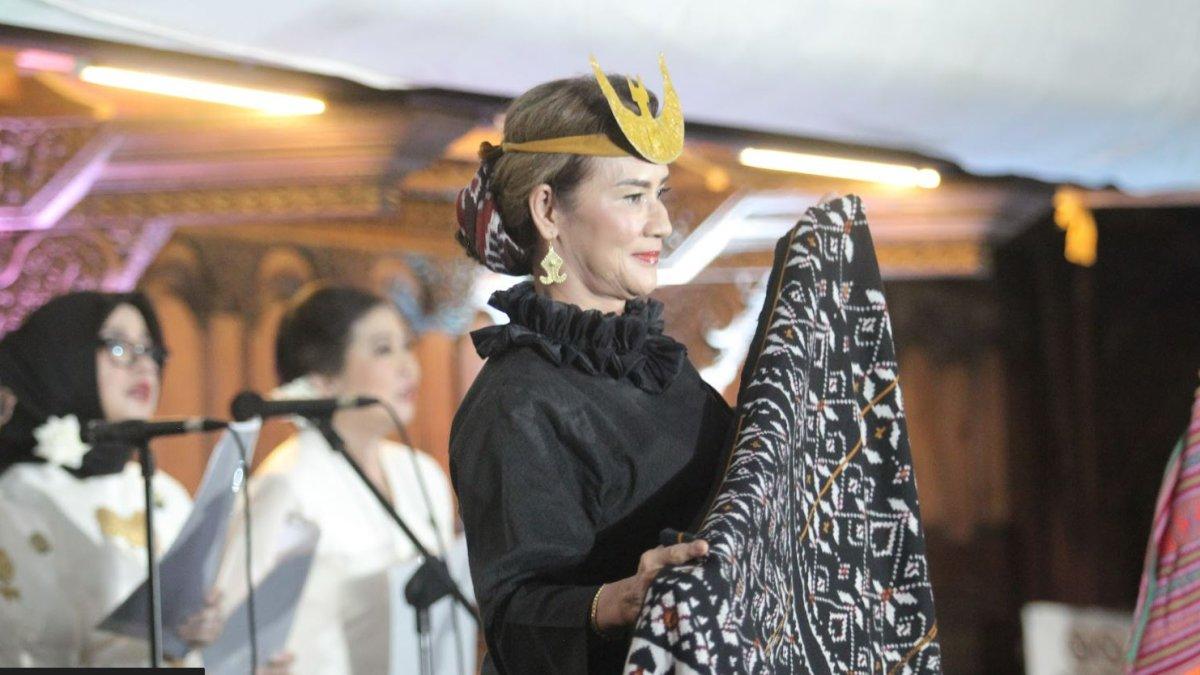 Perempuan Indonesia Bangga Berkain