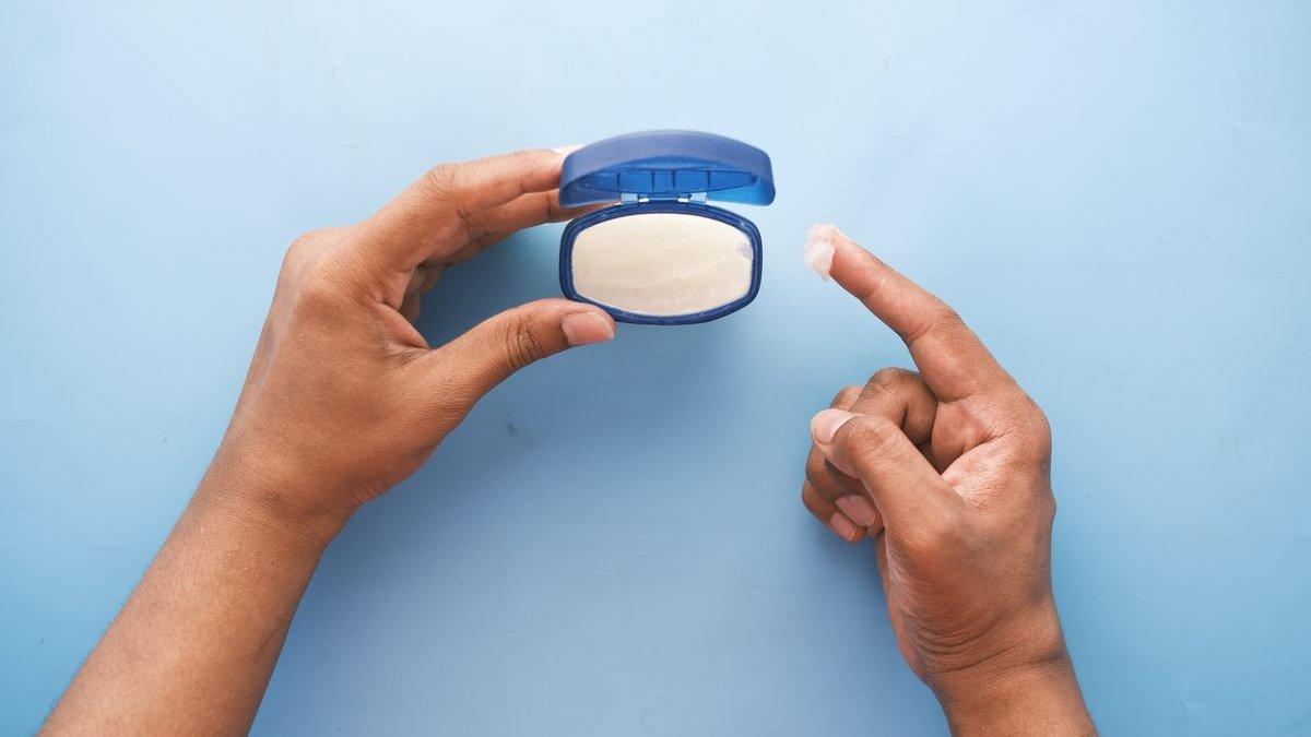 ilustrasi petroleum Jelly yang aman dan bagus untuk digunakan bayi