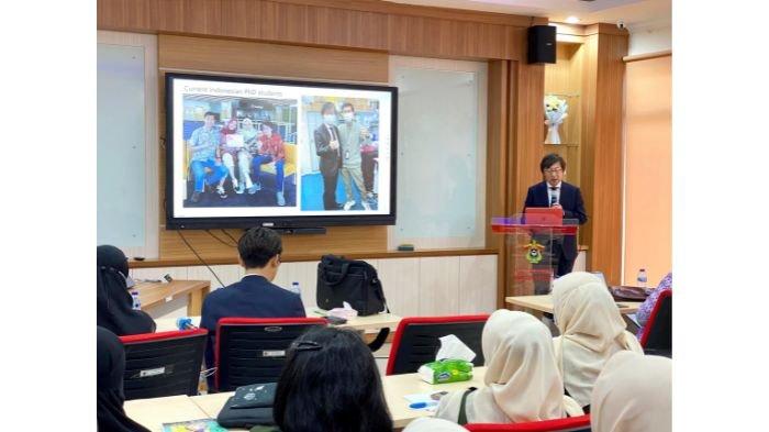 Kuliah Tamu dihadiri oleh narasumber, Yoshihiro Abiko, B.A., C.P.P., DDS., Ph.D., dari School of Dentistry, Health Sciences, Hokkaido University Japan.,