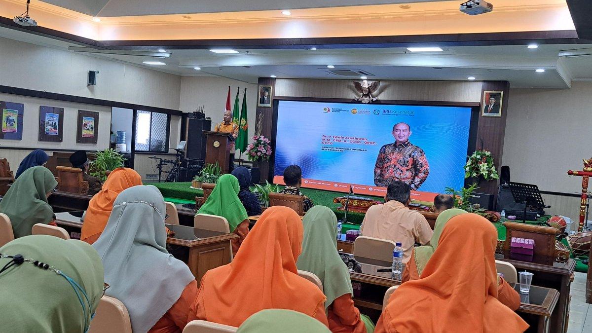 RS PKU Muhammadiyah Surakarta menerima Sertifikat Penghargaan Bintang 5