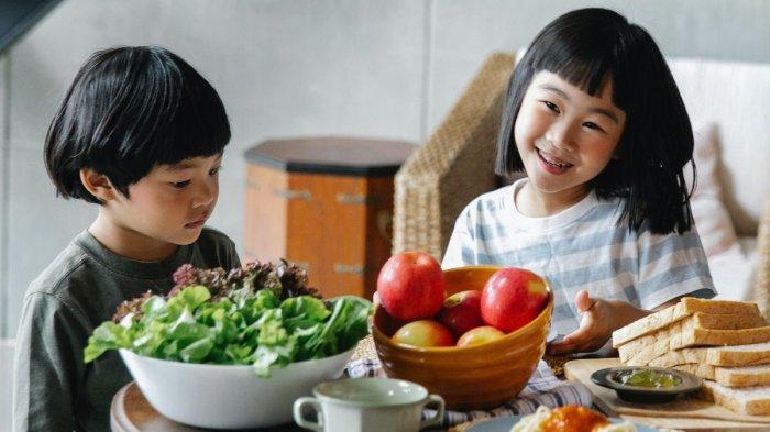 ilustrasi melibatkan anak dalam memilih sayur, salah satu cara agar anak mau makan sayur