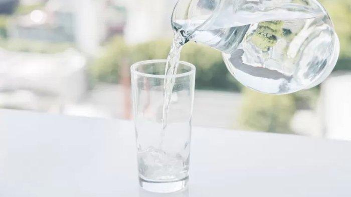 ilustrasi minum air putih, berikut aturan minum air putih saat puasa untuk mencegah terjadinya dehidrasi