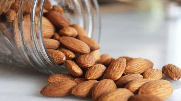 Ilustrasi - Kacang almond yang bagus untuk menontrol kadar kolesterol