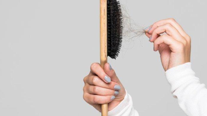 ilustrasi seseorang yang mengalami rambut rontok