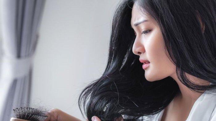 ilustrasi seseorang yang mengalami rambut rontok