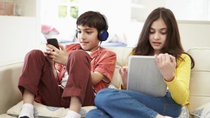Ilustrasi bermain smartphone, screen time berlebihan dapat berisiko OCD sebesar 15 persen.