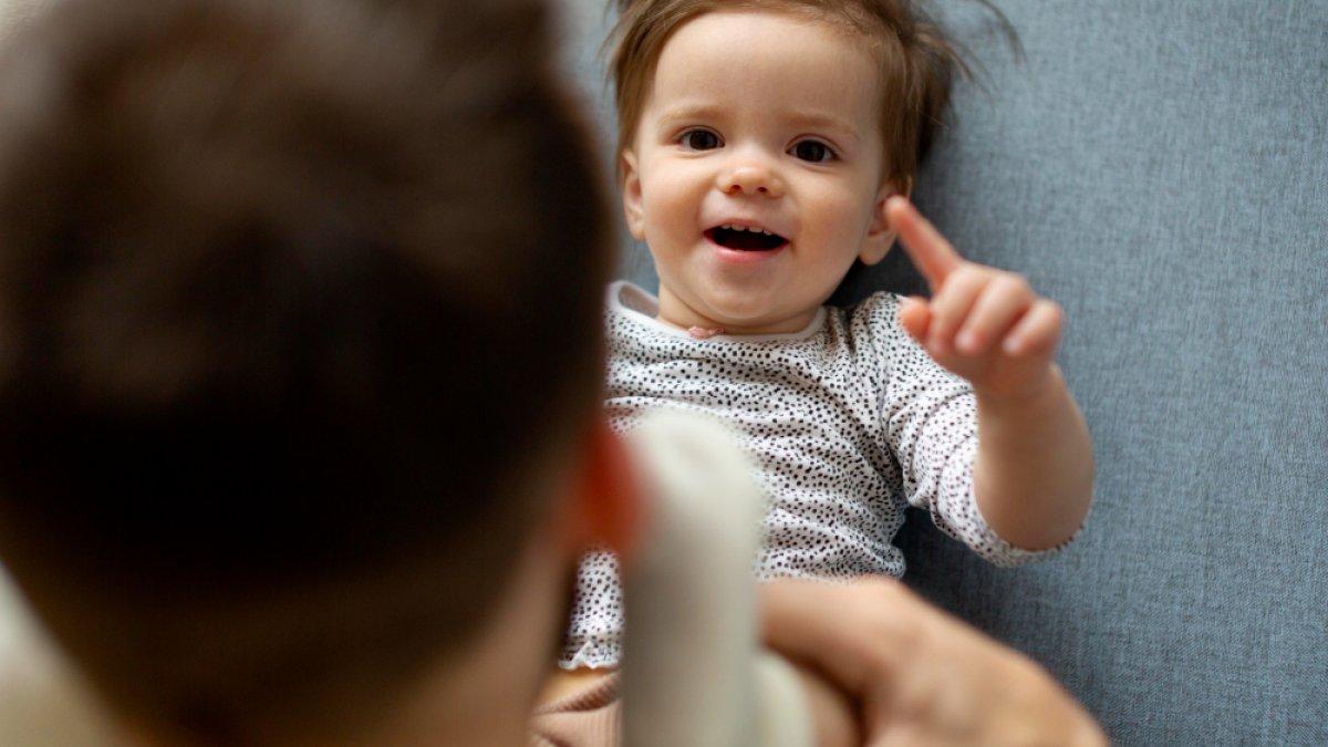 ilustrasi stimulasi bayi agar cepat bicara