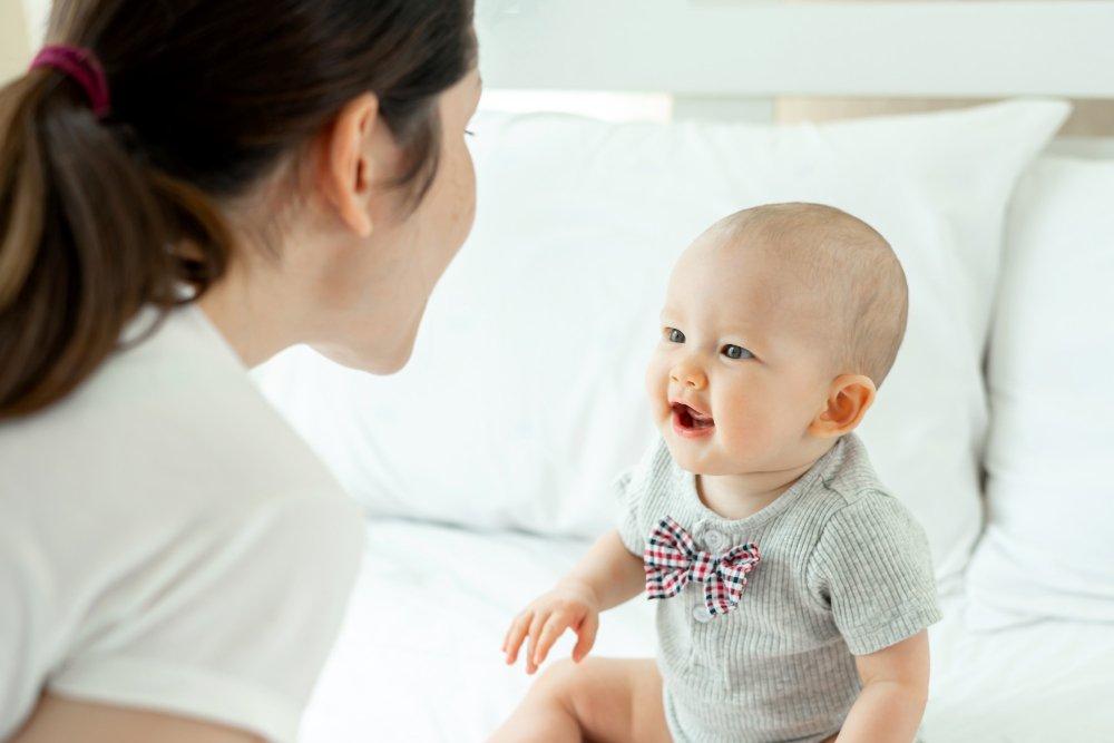 ilustrasi bayi, berikut ini stimulasi yang bantu bayi agar bisa melihat dengan jelas
