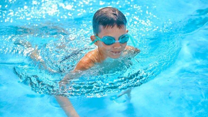 Ilustrasi anak berenang, berikut ini manfaat berenang untuk tumbuh kembang anak