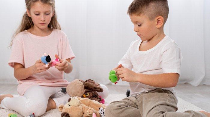 Ilustrasi anak bermain figur, salah satu mainan alternatif pengganti gadget untuk anak-anak