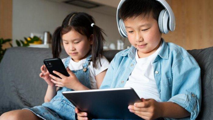 Ilustrasi anak bermain gadget, berikut ini cara mencegah anak kecanduan bermain gadget