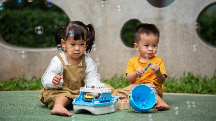 Ilustrasi anak bermain untuk meningkatkan keterampilan motorik kasar