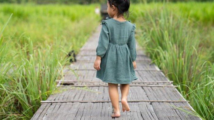 Ilustrasi mengajarkan sensory play pada anak