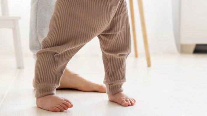 Ilustrasi anak jalan kaki tanpa gunakan alasan kaki, berikut kenali manfaatnya