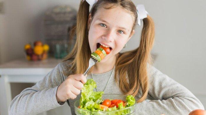 Ilustrasi membiasakan anak mengonsumsi makanan sehat, langkah pencegahan pada ISPA