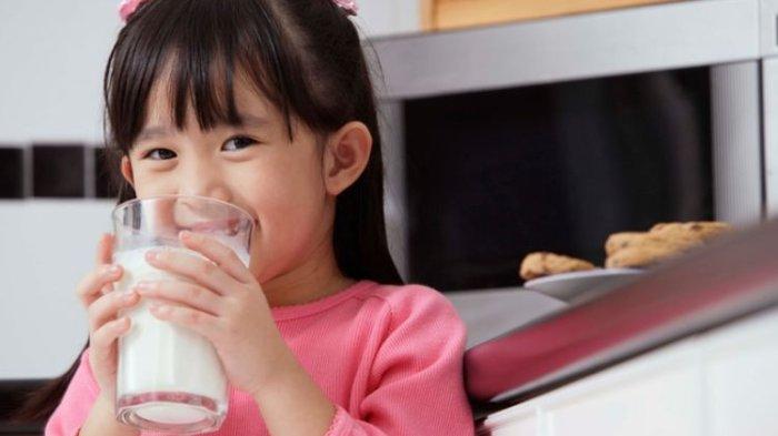ilustrasi membiasakan anak minum susu, langkah pencegahan pada ISPA