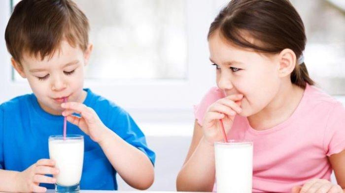 ilustrasi anak minum susu, berikut manfaat baiknya untuk kesehatan