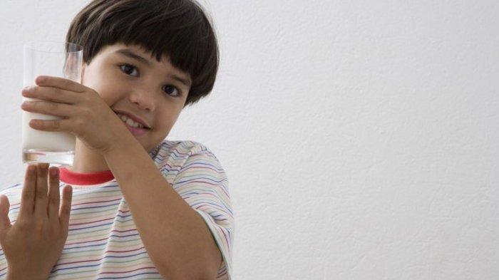 ilustrasi anak yang sedang mengonsumsi susu peninggi badan, berikut nutrisi yang harus ada pada susu anak