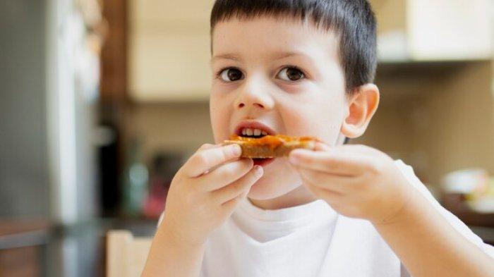 Ilustrasi anak makan camilan, berikut ini beberapa alasan harus memberikan camilan sehat pada anak
