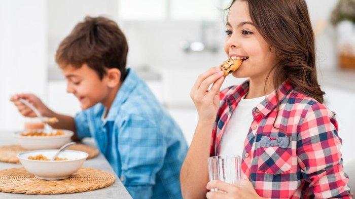 Ilustrasi anak makan camilan, berikut ini beberapa alasan harus memberikan camilan sehat pada anak