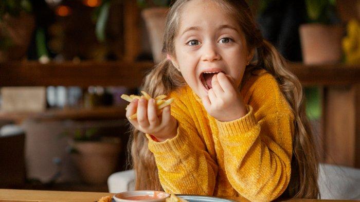 Ilustrasi anak yang terlalu sering makan junk food, berikut dampak buruk yang bisa terjadi