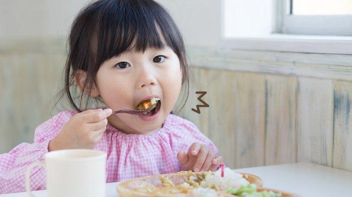 Ilustrasi anak makan ikan lele, berikut ini manfaat ikan lele untuk anak-anak