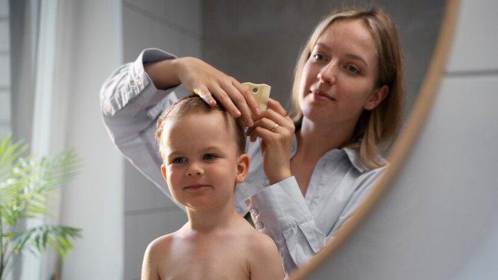 Ilustrasi melakukan perawatan rambut anak agar lebih lebat dengan cepat