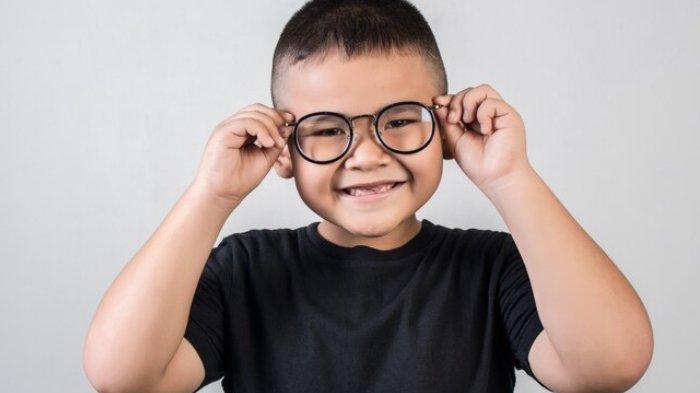 Ilustrasi anak memakai kacamata, berikut penjelasan mengenai pemakaian kacamata pada anak
