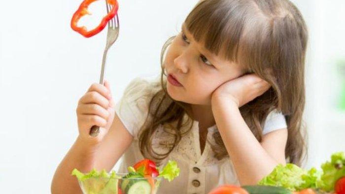 ilustrasi memberikan anak makan saat anak merasa tidak lapar