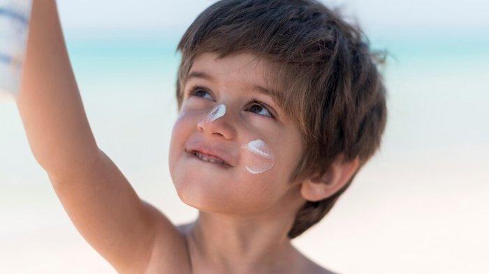 Ilustrasi seorang anak menggunakan sunscreen, berikut ini rekomendasi sunscreen untuk anak-anak