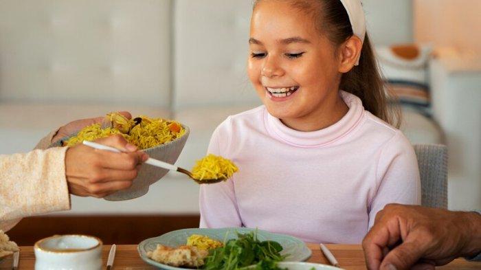 Ilustrasi anak yang mengonsumsi makanan bergizi