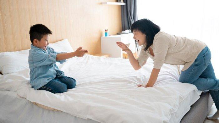 Ilustrasi anak yang bantu merapikan tempat tidur