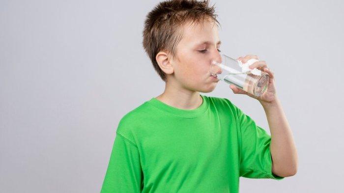 Ilustrasi anak minum air putih, berikut tips untuk atasi anak yang susah minum air putih