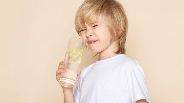 Ilustrasi anak susah minum air putih, berikut tips untuk atasi anak yang susah minum air putih