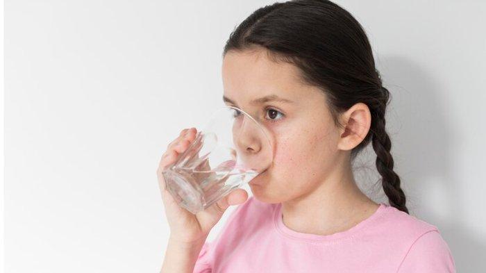 Ilustrasi anak minum air putih, berikut ini minuman sehat untuk mendukung tumbuh kembang anak