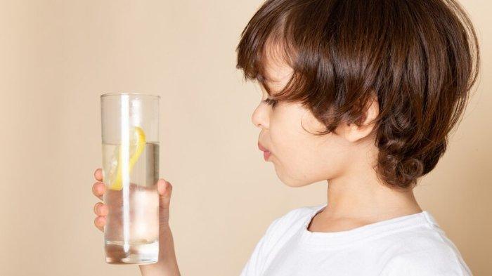 Ilustrasi anak minum air putih, salah satu minuman sehat untuk mendukung tumbuh kembang anak