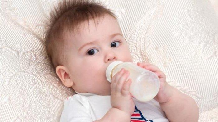 ilustrasi anak sedang minum susu pada botol