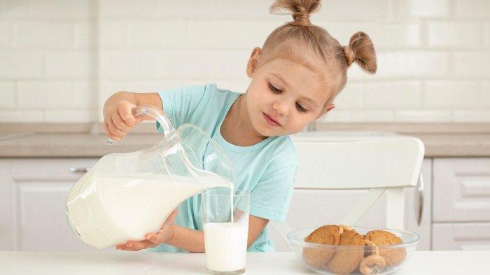 Ilustrasi balita yang mau minum susu setelah disapih