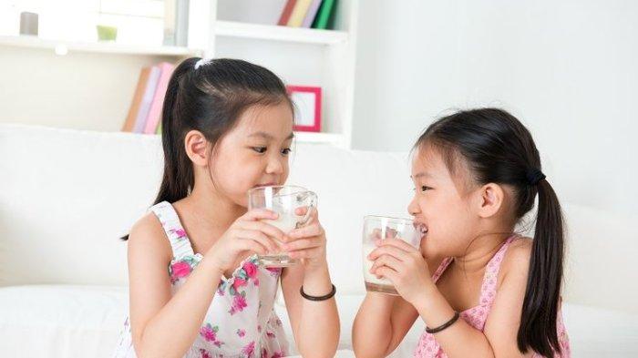 ilustrasi anak yang sedang minum susu