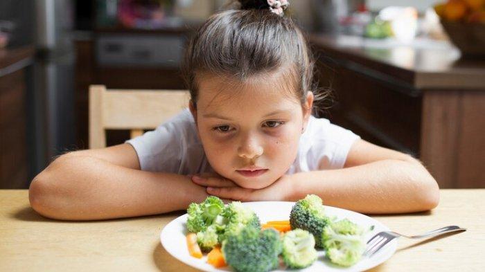Ilustrasi anak tidak mau makan sayur, berikut ini cara mudah untuk mengatasi anak yang tak suka makan sayur