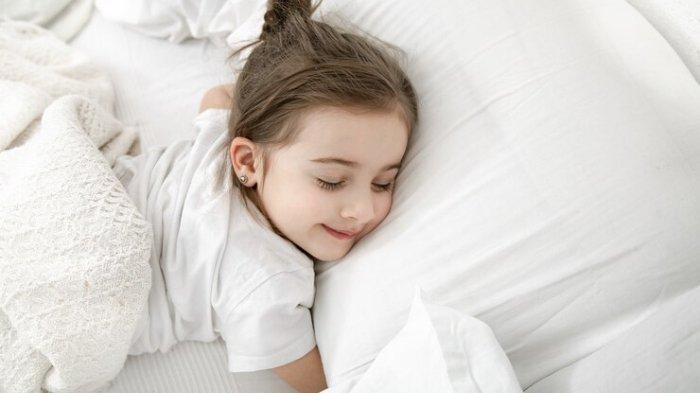Ilustrasi anak tidur dengan waktu yang cukup, salah satu upaya untuk mencegah anak mudah sakit