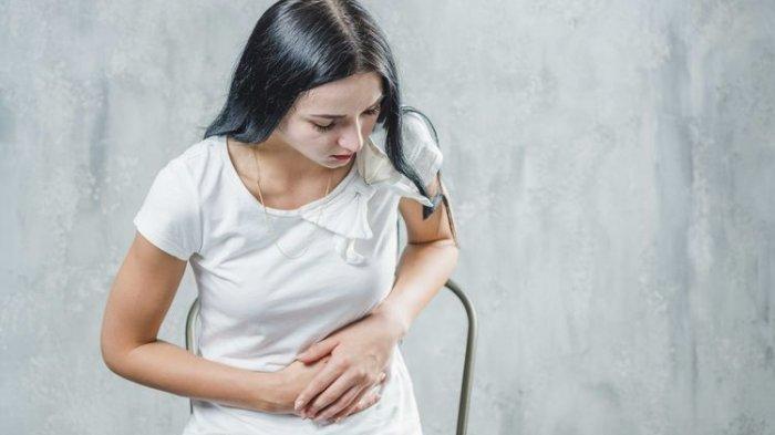 ilustrasi seseorang yang alami asam lambung, minum susu dapat mengobati atau memperparah asam lambung?