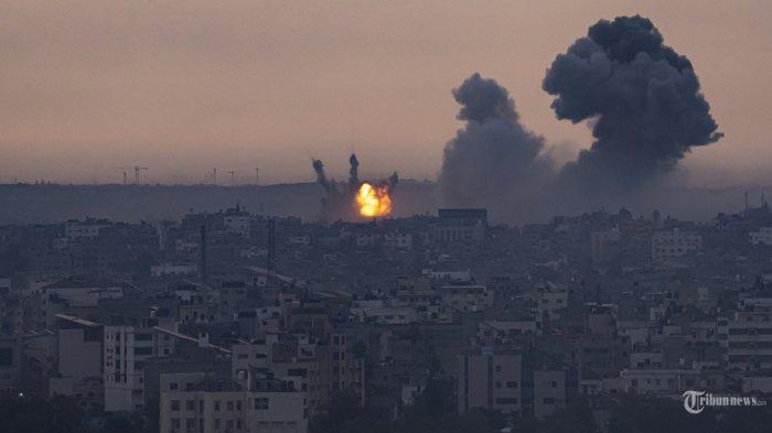 Asap mengepul setelah serangan udara Israel di Jalur Gaza pada Senin, 9 Oktober 2023