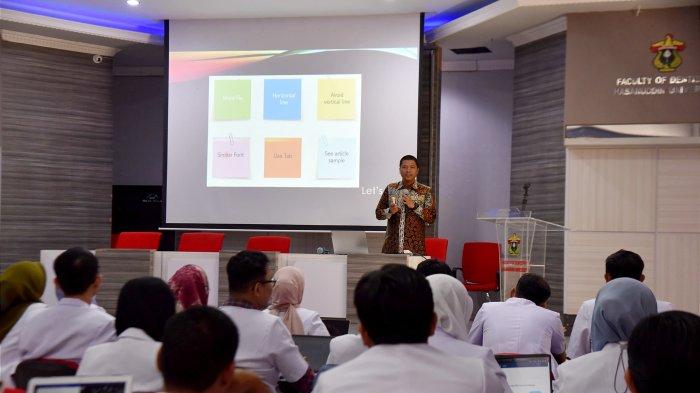 Dekan FKG Unhas, Irfan Sugianto, drg., M,Med.Ed., Ph.D, secara resmi membuka kegiatan ini