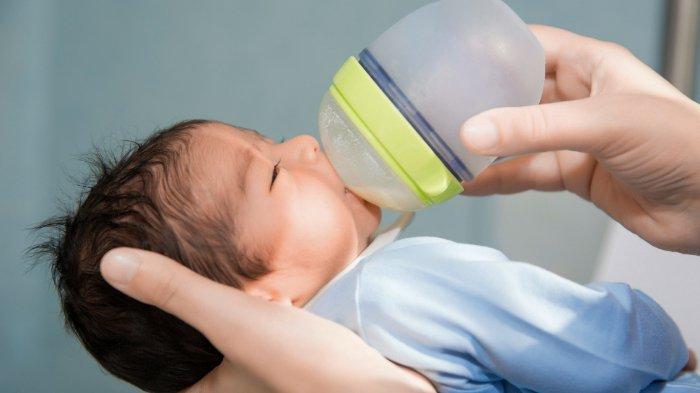 Ilustrasi cup feeder, berikut ini cara memberikan ASI dengan cup feeder untuk bayi