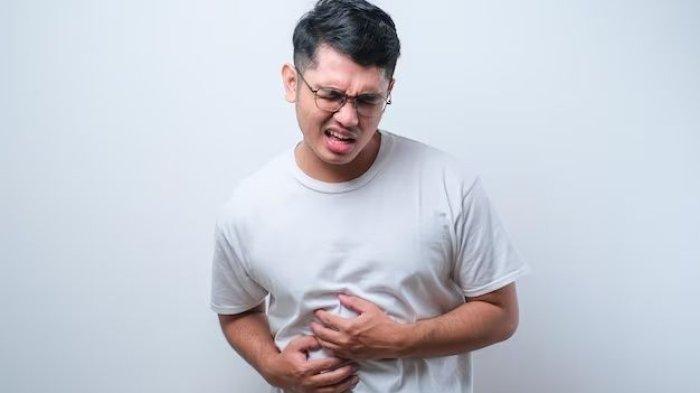 Ilustrasi seseorang yang mengalami heartburn, berikut cara alami untuk mengatasi heartburn