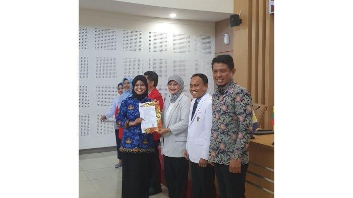 Penyerahan SK Pegawai tetap Non ASN Universitas Hasanuddin hadiri langsung, Wakil Rektor Bidang sumber daya manusia, alumni dan sistem informasi. (Prof. Dr. Farida Patinttingi, S.H.,M.Hum), Dekan Fakultas Kedokteran gigi Universitas Hasanuddin (FKG Unhas)( drg. Irfan Sugianto, M.Med.Ed.,Ph.D), Direktur RSGMP Unhas (drg Andi Tajrin, M.Kes.,Sp.BM.,Subsp.,C.O.M (K)).Serta Jajaran Staf, Dpjp RSGMP Unhas.