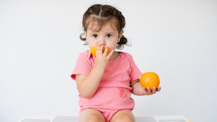 Ilustrasi balita makan buah, berikut buah-buahan yang aman dimakan bayi setiap hari
