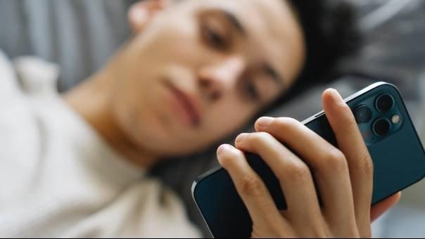 ilustrasi buka handphone setelah bangun tidur di pagi hari